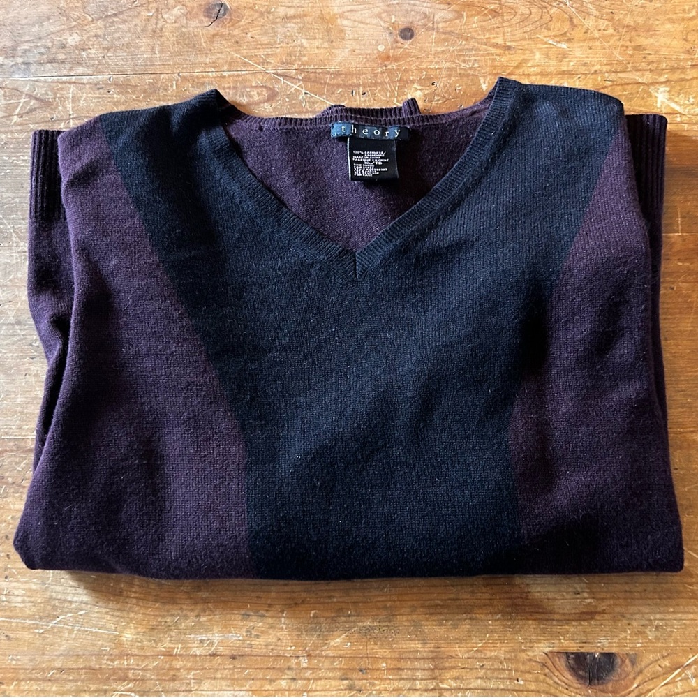 Theory men’s 100% cashmere two-tone V-neck sweater. Aubergine with black stripes